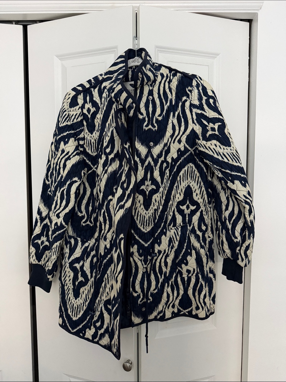 Bagatelle Collection Women's Navy & White Quilted Jacket